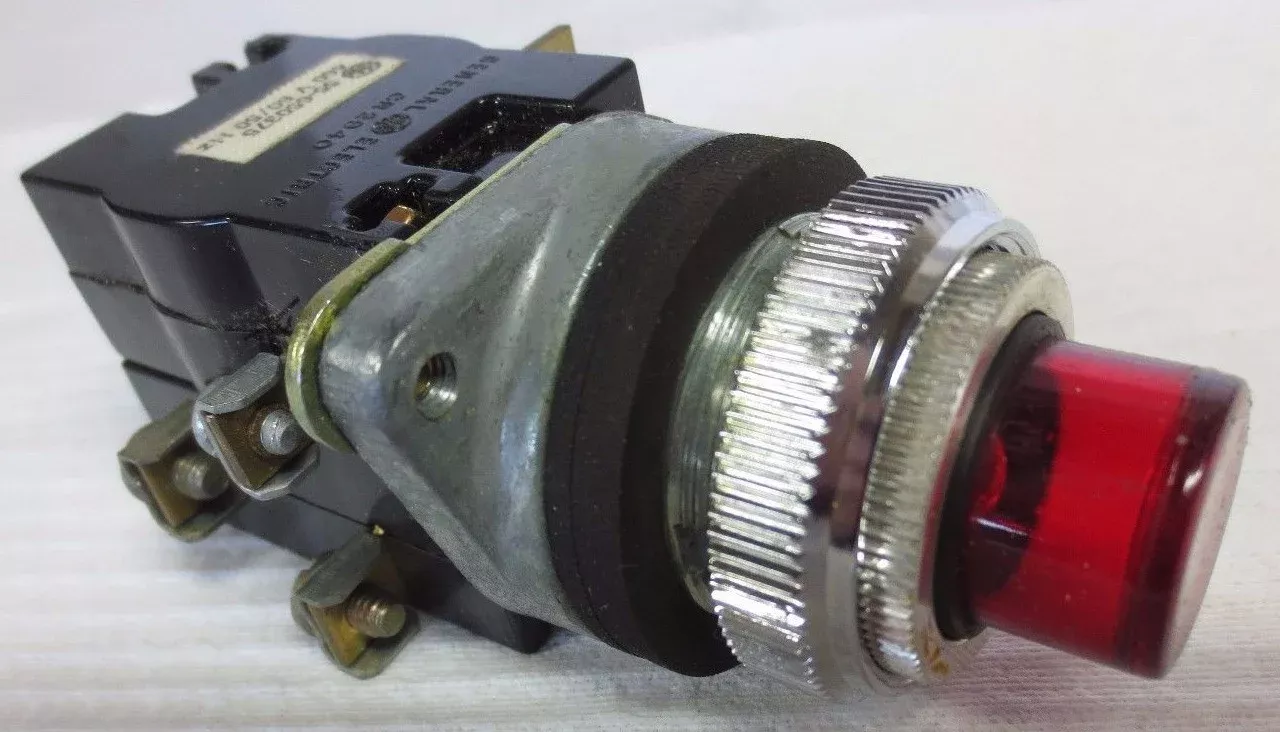 GENERAL ELECTRIC CR2940UW221B4 ILLUMINATED PUSHBUTTON, RED - NEW SURPLUS